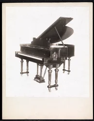 Um piano da Krakauer Piano Co., Nova York, entre 1895 e 1915 (impressão em gelatina de prata)